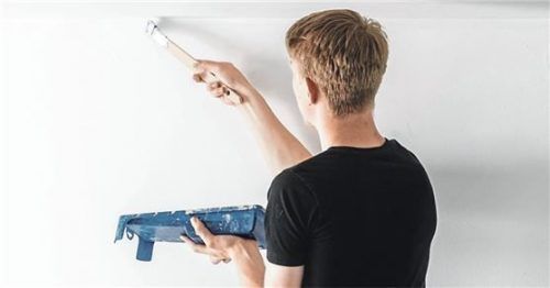 Mieter dürfen Schönheitsreparaturen auch selbst ausführen, ohne dass sie vorher eine Malerlehre gemacht haben müssen. Foto Markus Scholz/dpa