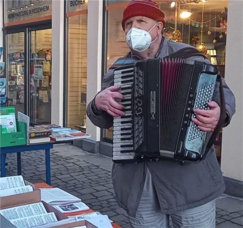 Mit Liedzetteln und Ziehharmonika: Ernst Schusser ist auf dem Max-Josefs-Platz in seinem Element. Foto Wunsam