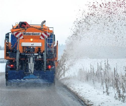 Moderne Streutechniken sorgen dafür, dass Autofahrer auch im Winter sicher unterwegs sind. Foto djd/Verband der Kali- und Salzindustrie/Getty Images/Axel Redder