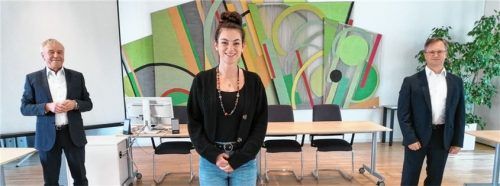 Nathalie Netscher findet sich als neue Mitarbeiterin beim Service-Center gut aufgehoben. Mit auf dem Bild: (links) Michael Schankweiler, Vorsitzender der Geschäftsführung der Agentur für Arbeit Rosenheim, und Michael Kinzlinger, Bereichsleiter des Service-Centers. Foto re