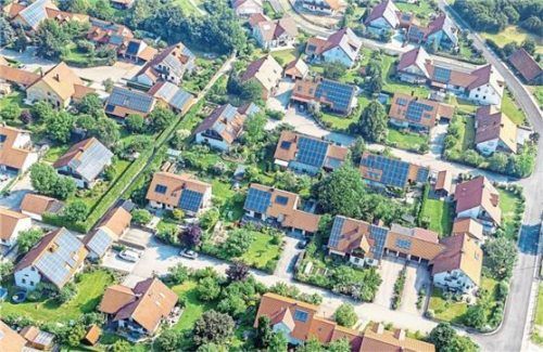 Neue Ansichten von oben: Die Energiepolitik der kommenden Bundesregierung wird das Landschaftsbild Deutschlands nachhaltig verändern.Foto Imago / Imagebroker