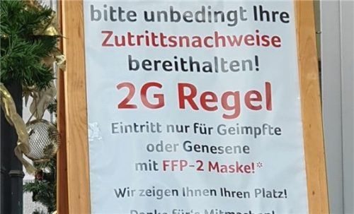 Nur für Geimpfte und Genesene: Das Gasthaus „Zum Johann Auer“ macht seine Gäste schon vor dem Eingang auf die 2G-Regel aufmerksam.Foto Kirschner
