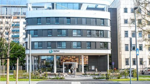 Nur wenige Meter vom Rosenheimer Romed-Klinikum findet immer mittwochs eine Mahnwache gegen die Corona-Beschränkungen statt. Unmut darüber herrscht bei der neu gegründeten Initiative „Rückenwind Gesundheitspersonal“ Foto Romed-Kliniken