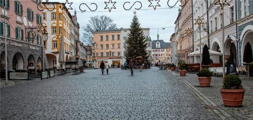 Ohne das Leben in den Wirtschaften und das Leuchten aus den Fenstern wirkte der Max-Josefs-Platz in Rosenheimzuletzt fast verwaist. Foto Schelle