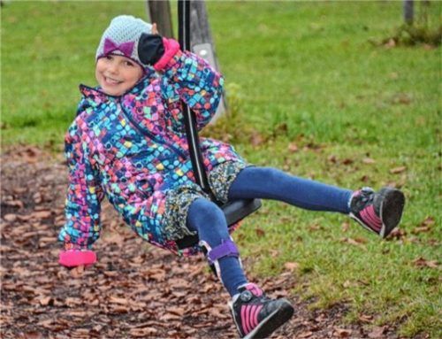 Ohne Rosa, Pink oder Lila geht es nicht. Marie freut sich schon auf den neuen Spielplatz, der dank der OVB-Weihnachtsaktion entstehen soll. Foto simeth