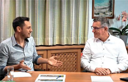 Online für alle: Bürgermeister Georg Huber (rechts) und Jugendbeauftragter Christian Bauer (links) leiten die Online-Bürgerversammlung der Gemeinde Samerberg. Das Video wurde rund 500-mal aufgerufen.Foto  re