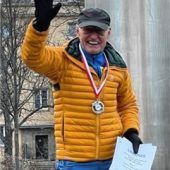 <p>Pandemiebedingt musste die Siegerehrung im Freien stattfinden. Das schmälerte aber nicht Günter Traubs Freude über seinen Titelgewinn. Foto re</p>