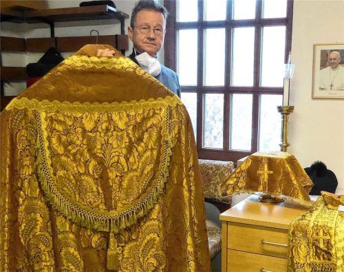 Pfarrer Maurus Scheurenbrand trägt an Weihnachten dieses rund 150 Jahre alte festliche Messgewand. Foto Riediger