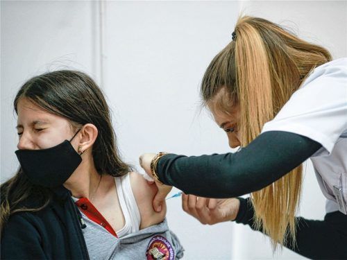 Piks und durch? Zumindest kann man sich durch Zweitimpfung und Booster besser schützen, sagt Dr. Birgitt Mergen. Foto dpa