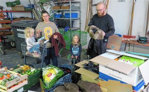 Plötzlich obdachlos: Gabor Balogh (von rechts), Sohn Hunor, seine Frau Klementina und Tochter Heike haben durch den Brand ihres Wohnhauses alles verloren. Bruckmühler Bürger brachten schon erste Spenden in den Gewerbepark, um allen 18 betroffenen Bewohnern schnell zu helfen. Foto  Baumann