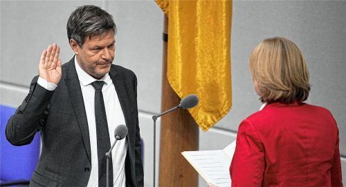 Robert Habeck (Bündnis 90/Die Grünen), Bundesminister für Wirtschaft und Klimaschutz, legt im Bundestag vor Bundestagspräsidentin Bärbel Bas (SPD) bei der Vereidigung den Amtseid ab. Foto dpa