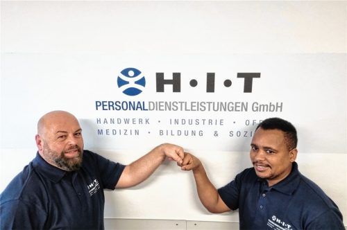 Robert Harold Mongi (rechts) würde gerne arbeiten, sein Betreuer Stefan Huber würde ihm gerne helfen – bisher erfolglos, trotz Pflegenotstand.