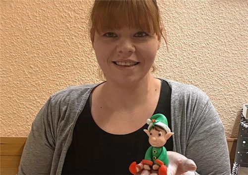 Schwärmt für süße Kunst aus Fondant: die Rosenheimerin Susanne Reese mit ihrem modellierten Elfen.Foto  Schelle