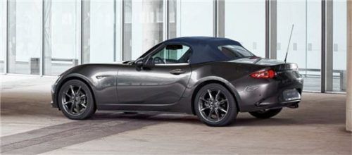 Seine Handlichkeit und das geringe Gewicht sind dem Zweisitzer auf den ersten Blick anzusehen. Foto Mazda