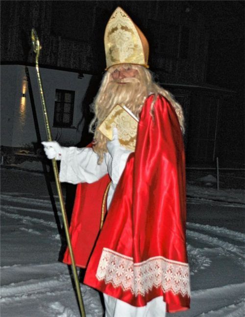Seit über 60 Jahren als Nikolaus im Dienst: der Aisinger Franz Knarr.Foto Wunsam