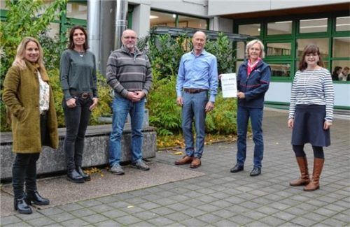 Sie arbeiten weiter zusammen: (von links) Anita Deml, Monika Hagitte und Gero Helmer sowie Schulleiter Dr. Marko Hunger von der FOS/BOS Rosenheim, Katharina Kallrath, stellvertretende Kreisgeschäftsführerin der Malteser Rosenheim-Miesbach, und Bernadette Müller, Leiterin Ausbildung der Malteser.Foto Schmitz/Malteser Rosenheim