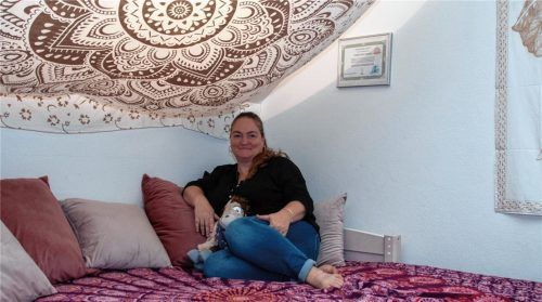 Sitzt auf ihrem Arbeitsplatz: die Kuscheltherapeutin Christina Emmer. Foto Kirschner