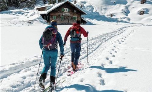 Skitourengeher oder Winterwanderer können den Bergbus des Deutschen Alpenvereins nutzen.Foto Knarr