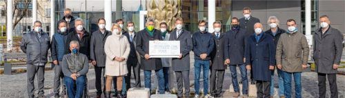 Spende für die Klinik-Mitarbeiter: die Landkreis-Bürgermeister bei der Übergabe an Romed-Chef Deerberg-Wittram.