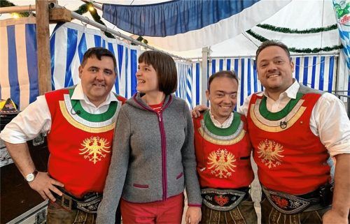 Ständig unterwegs und mitten drin: Lena, hier mit den „Ursprung Buam“ aus dem Zillertal. Fotos re