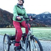 <p>Ständig unterwegs und mittendrin: Lena mit ihrem Therapierad und den „Ursprung Buam“ aus dem Zillertal. Fotos re</p>