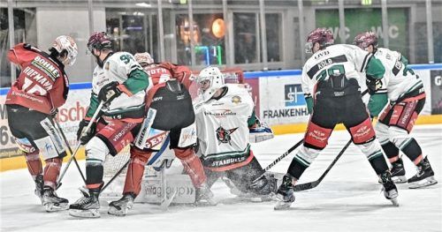 Stand öfter im Mittelpunkt: Rosenheims Keeper Christopher Kolarz, der zum richtigen Zeitpunkt immer wieder zur Stelle war. Foto Alwn Zwibel