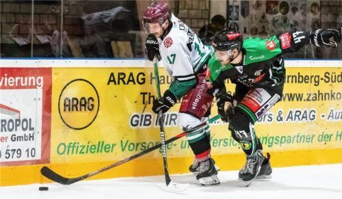 Starbulls-Kapitän Dominik Daxlberger, hier gegen Höchstadts Philipp Stobbe, erzielte kurz vor dem Ende den Siegtreffer.Foto Andreas Klupp