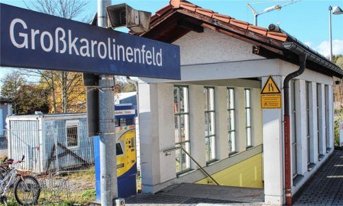Steile Treppen führen zum Durchgang unter den Gleisen im Großkarolinenfelder Bahnhof. Für Rollstuhlfahrer ist dies ein unüberwindbares Hindernis. Aber auch Fahrgäste mit Rollator oder Krücken haben hier Probleme. Foto Hadersbeck