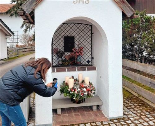 Stille Momente: Pia Steen geht mit ihrem Smartphone auf die Suche nach weihnachtlichen Stillleben in Eggstätt. Foto Gemeinde Eggstätt