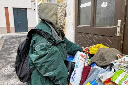 Sucht nach einem Dach über dem Kopf: Lisa ist seit zwei Jahren obdachlos. Zwar erzählt sie ihre Geschichte, anonym bleiben will sie trotzdem. Denn es gebe immer noch Bekannte, die nicht wüssten, dass sie auf der Straße lebe. Foto Heise