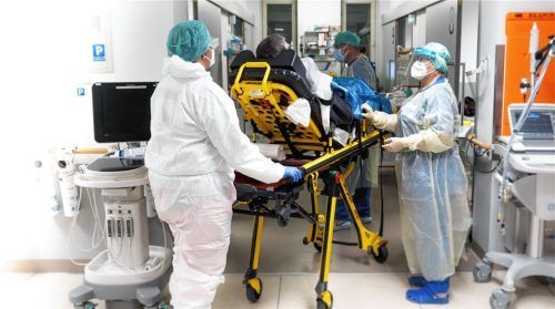 Tägliches Geschäft: Ein Covid-Patient wird in die Romed-Notaufnahme eingeliefert. Fotos Romed-Klinikverbund