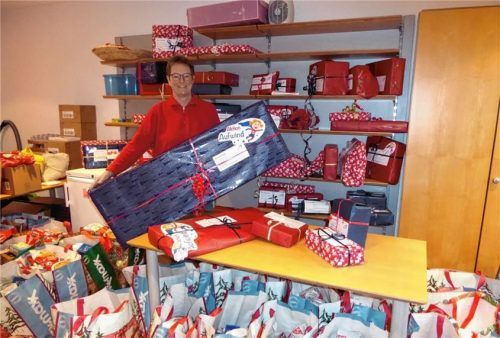 Tafel-Leiterin Dagmar Badura im Geschenke- und Tüten-Meer: Gestern verteilten sie und ihr Team die Weihnachtstüten für die Kolbemoorer Tafelkunden. Die Geschenke für die Kinder wurden bereits den Eltern mitgegeben. Foto Riediger