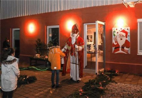 Über 100 Kinder haben ihre Nikolaustüte am Bürgerhaus E-Werk abgeholt. Foto Startklar