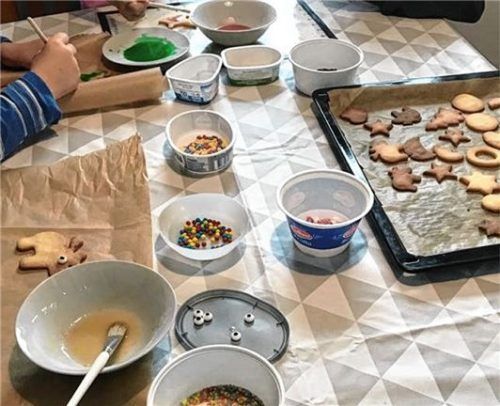 Über fünf verschiedene Plätzchensorten haben die Frauen und Kinder gemeinsam gebacken.Fotos  re