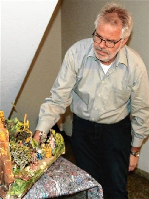 Überprüft, ob alles sitzt: Heinz Göppelhuber ist Vorsitzender des Krippenvereins. Fotos Riediger