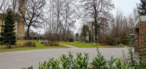 Viel Fläche für frische Ideen: Der Platz vor der katholischen Kirche Heiligblut soll aufgewertet und der Park hin zur evangelischen Karolinenkirche neu gestaltet werden. Foto Heinz