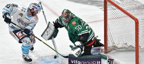 Viel zu oft tauchen die gegnerischen Stürmer, wie hier der Riesserseer Tobias Kircher, gefährlich vor dem Rosenheimer Tor und in diesem Fall Andi Mechel auf. Foto Hans-Jürgen Ziegler