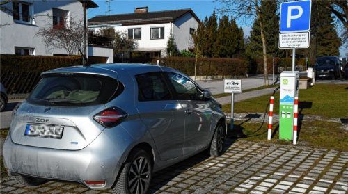 Vier neue Ladesäulen mit acht Ladepunkten werden in Stephanskirchen installiert. Getankt wird – wie auch an der Ladesäule am Rathaus – Ökostrom vom regionalen Versorger. Foto Schlecker
