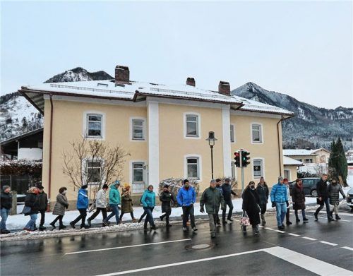 Von den Vorzügen der neuen Ampelanlage an der Querung der B305 überzeugten sich die Teilnehmer des Baustellenspaziergangs in Marquartstein. Bürgermeister Andreas Scheck (Zweiter von rechts) übernahm persönlich die Führung. Foto Peter