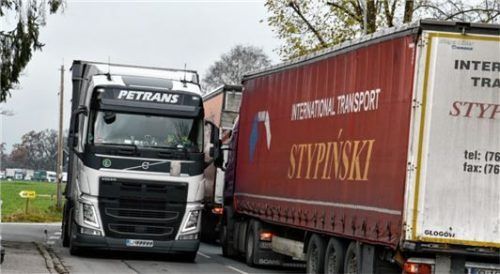 Von wegen Paradies: Täglich fahren mehrere hundert Lkws an Storchs Haustür vorbei.