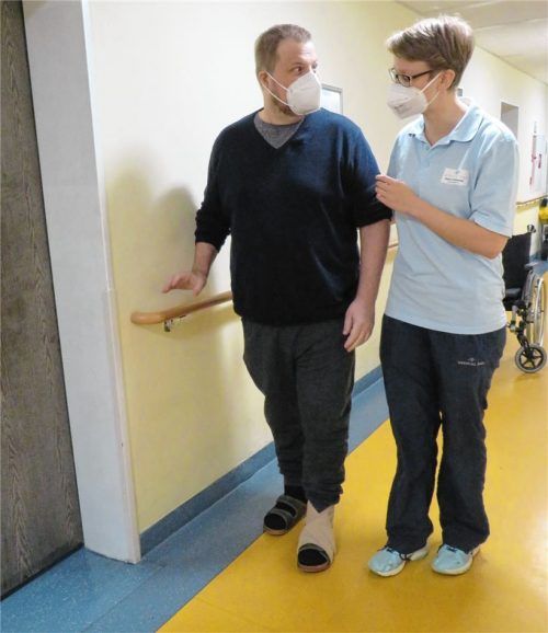 Vorsichtige Schritte zurück: Hans M. bei der Gangtherapie mit Therapeutin Kathrin Henschel in der Medical-Park-Klinik Loipl in Bischofswiesen. Foto Medical Park