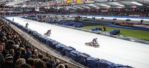 Wann ist das wieder möglich? Zahlreiche Zuschauer in der Inzeller Max-Aicher-Arena und spannende Rennen auf dem Eis: Darauf hofft die ausrichtende DMV-Landesgruppe Südbayern für den März 2022. Foto Hans Weitz