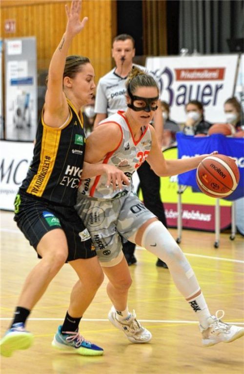 Wasserburgs Sarah Mortensen (rechts), hier im Duell mit einer Spielerin aus Saarlouis erzielte am Mittwochabend elf Punkte. Foto Gabriele Hörndl