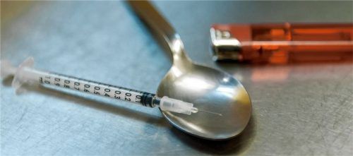 Wegen des Vertreibens von verbotenen Substanzen verurteilt das Schöffengericht Rosenheim einen 46-jährigen Automechaniker zu drei Jahren und sechs Monaten Haft. Foto dpa