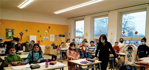 Wissen für alle: Die ehemalige Schulamtsdirektorin Veronika Käferle unterrichtet geflüchtete Grundschulkinder in einem eigens für sie ausgelegten Kurs in deutscher Sprache. Foto Sönmez