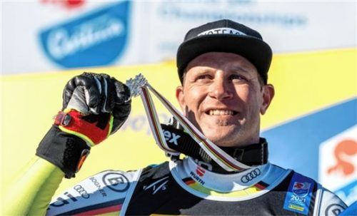 WM-Silber: Romed Baumann vom WSV Kiefersfelden präsentiert seine Super-G-Medaille.Foto Michael Kappeler/DPA