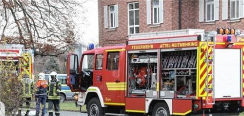 Zahlreiche Feuerwehren rund um Wasserburg rückten sofort aus, als gestern im Kbo-Inn-Salzach-Klinikum in Wasserburg Brandalarm ausgelöst wurde. Foto  Barth