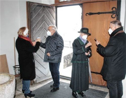 Zügig verlief die Kontrolle der Impf- und Genesenen-Nachweise der Besucher des GottesdienstesFoto Steffenhagen