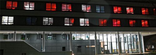 Zum Schichtwechsel des Personals ist die Zimmerbeleuchtung in der Intensivstation des Romed-Klinikums Rosenheim für kurze Zeit auf die Farbe Rot eingestellt. Foto dpa