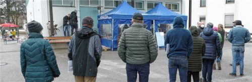 Zum Start der Impfaktion war der Andrang der Impfwilligen groß. Fotos Hoffmann